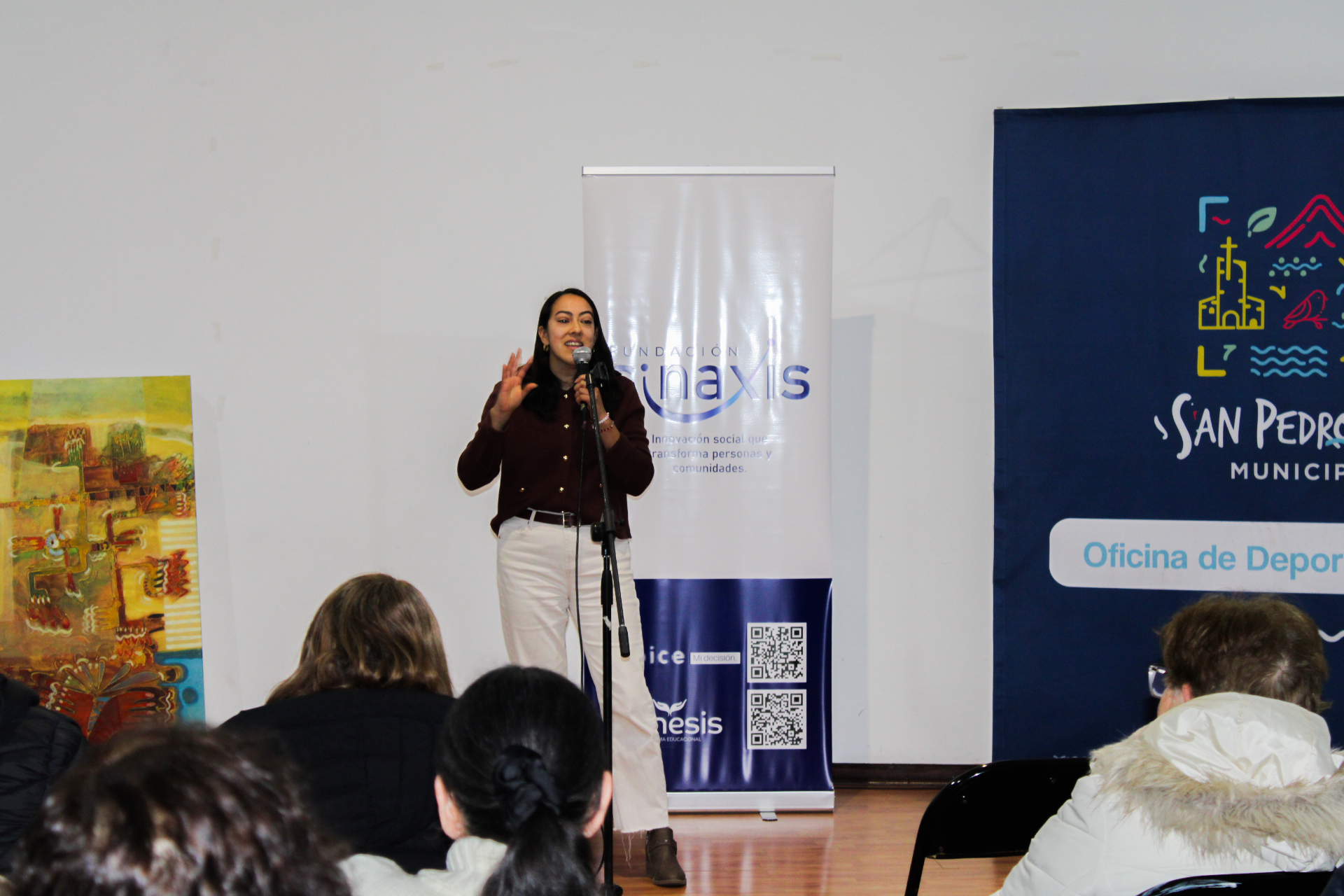 Participantes practicando ejercicios conscientes