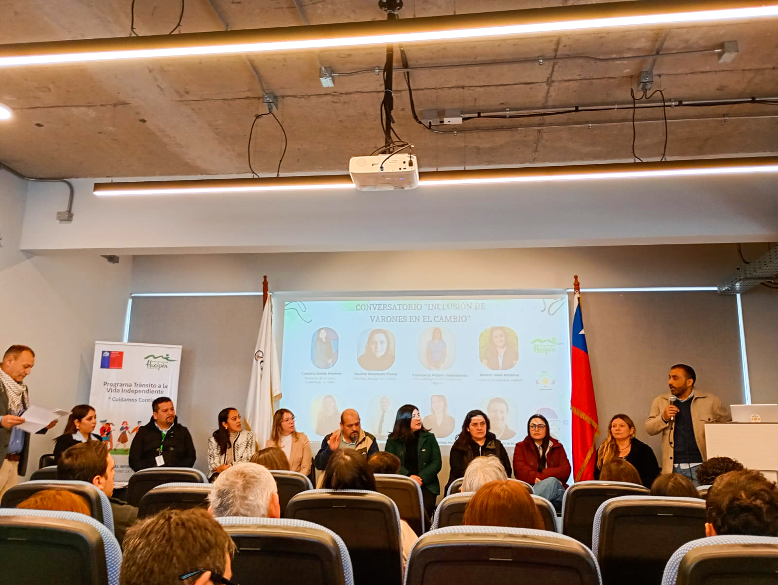 Panelistas durante el conversatorio de inclusión