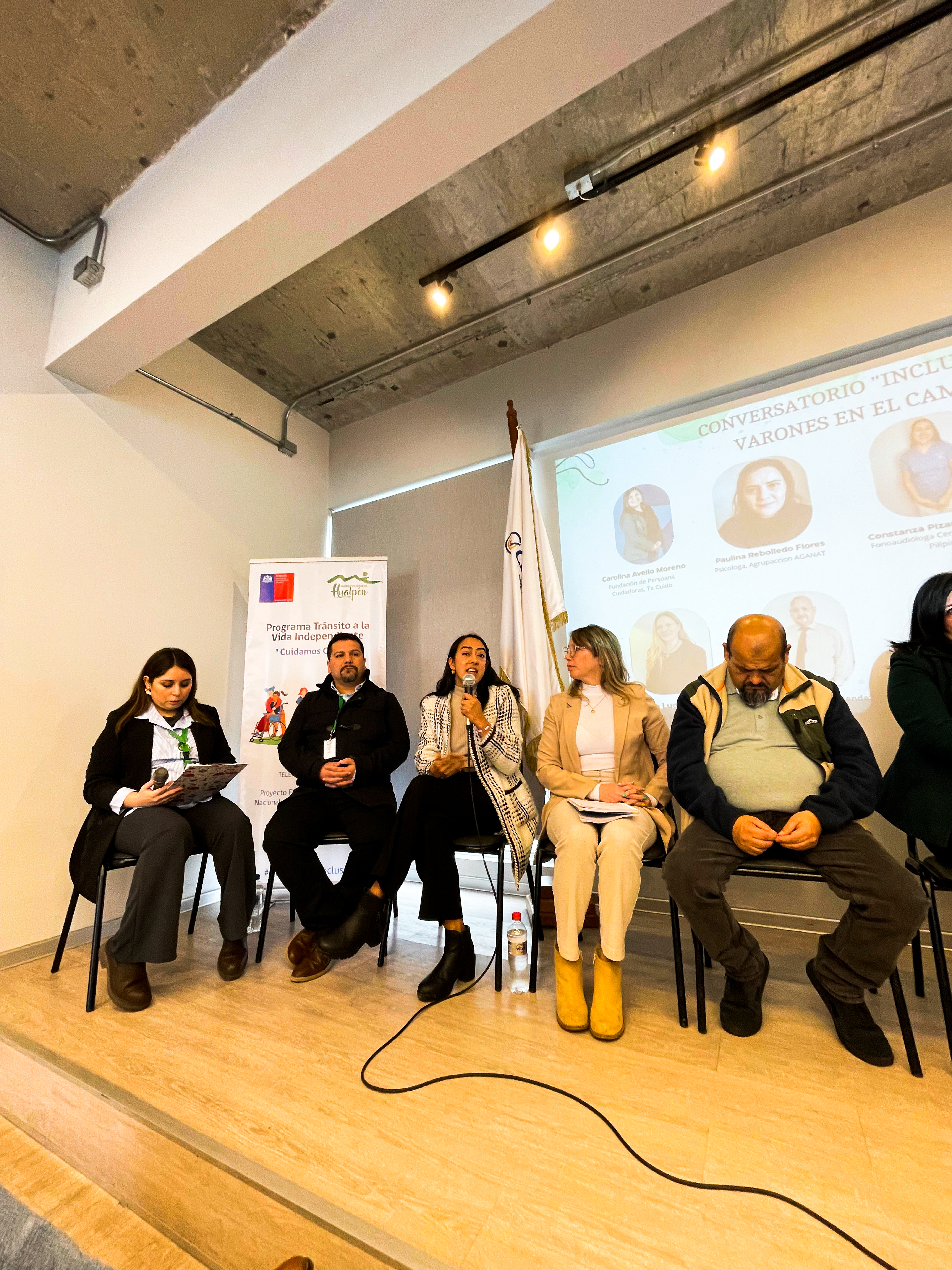 Participantes del conversatorio en Hualpén